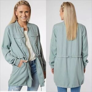 BKE Lightweight Mock Neck Jacket Tan color size small gently used